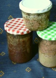 Hausgeschlachtete Wurst im Glas